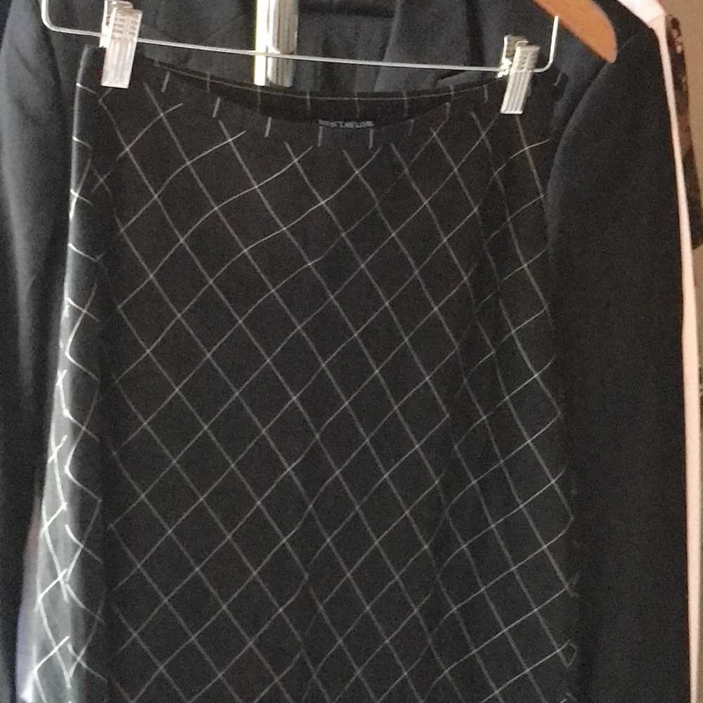 ANN TAYLOR Black and White Pattern Midi Skirt - A Line Silhouette. Size 2
